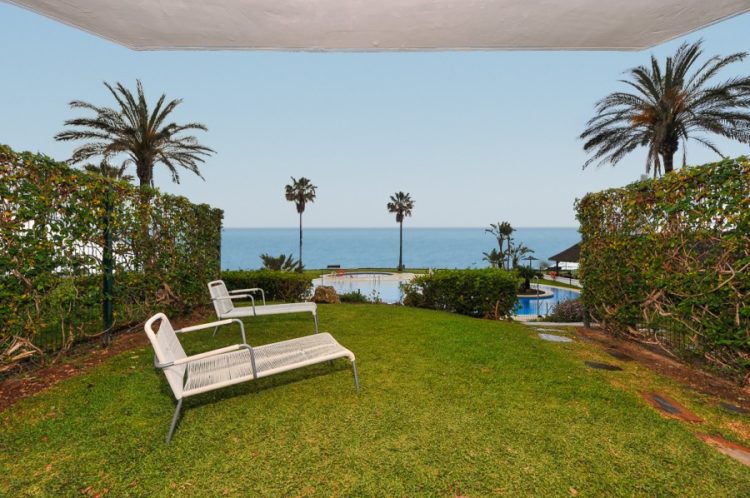 Beachfront apartment for sale in Calahonda