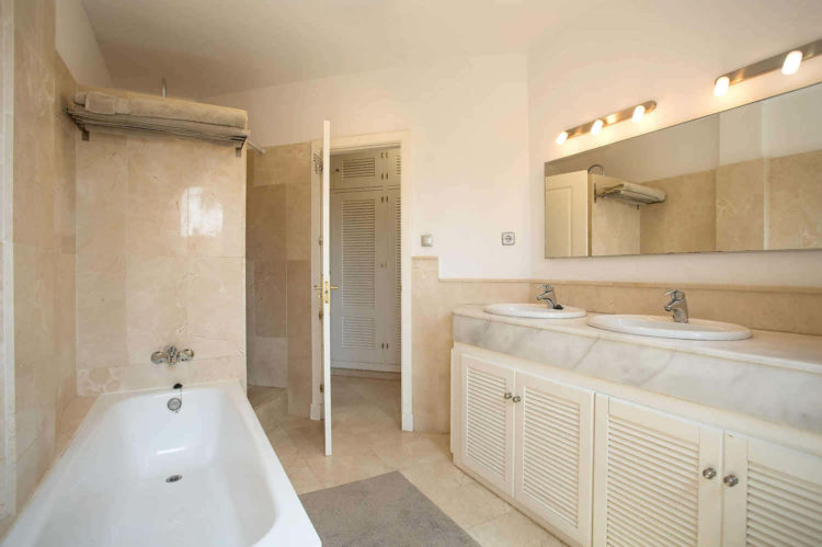 Sea view villa for sale in Mijas Costa