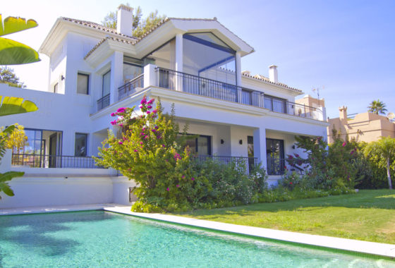 Contemporary villa with pool for sale in Nueva Andalucia, Marbella