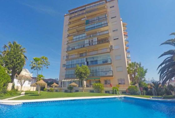 Spacious apartment with pool for sale in Fuengirola